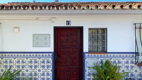 Orange trees in a typical little narrow Spanish street with houses in Vídeo Stock 158729024