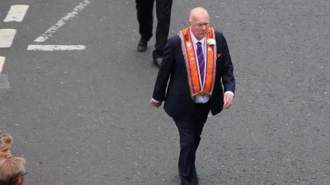 Orange walk Stockbeeldmateriaal 92263848