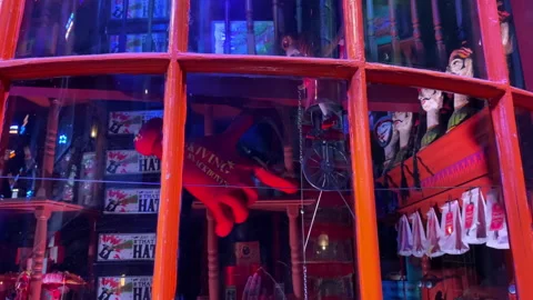 Orange window of the Weasleys' Wizard Wheezes joke shop on the Diagon Alley set Video stock 326659636