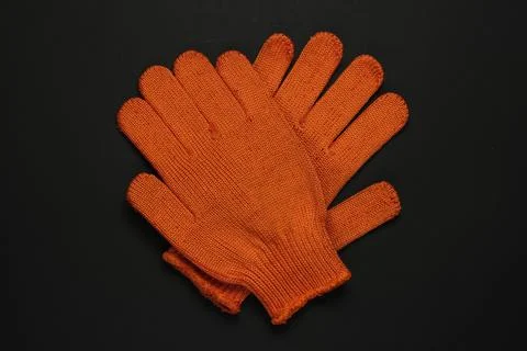 Orange work gloves on black background. Top view Stockfoto's