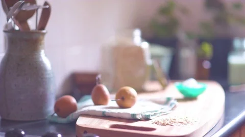 Oranges on chopping board in kitchen worktop Vidéo 76138482