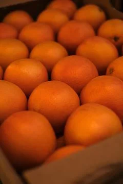 Oranges in a crate front view close up Stock-Fotos