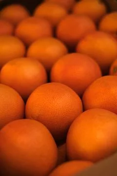 Oranges in a crate front view close up Foto stock