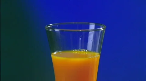 Oranges falling into the juice. Video stock 591938