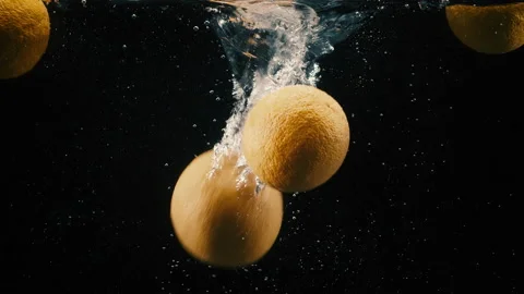 Oranges falling slowly into the water 스톡 동영상 130310529