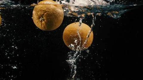 Oranges falling into the water 스톡 동영상 130308592