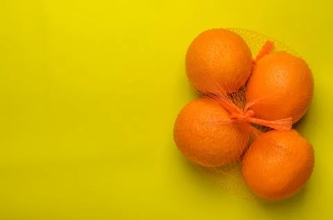 Oranges in a grid on a yellow background.Copy space Foto stock