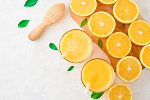 Oranges for making juice, pattern, on a blue background 库存照片