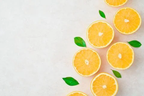 Oranges for making juice, pattern, on a blue background 库存照片