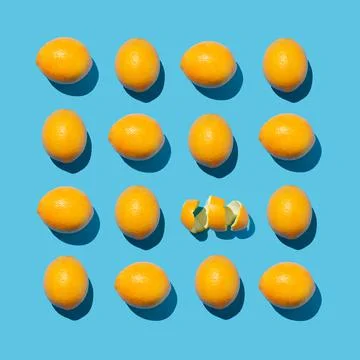 Oranges plus one peel in square pattern 스톡 사진