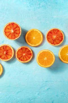 Oranges of various types, shot from the top on a blue background Фото
