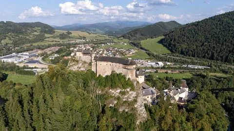 Orava Castle perched on dramatic cliffs above the Orava River in Slovakia Stockfoto's