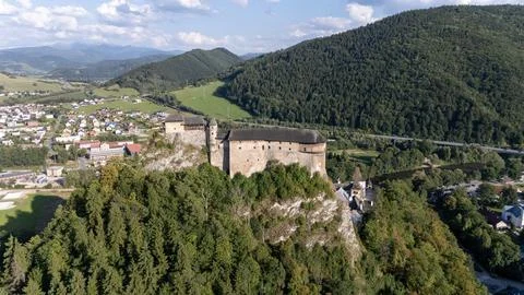 Orava Castle perched on dramatic cliffs above the Orava River in Slovakia 库存照片