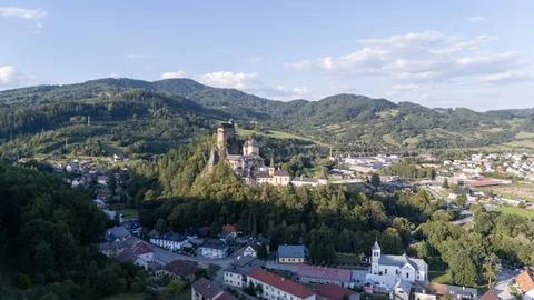 Orava Castle perched on dramatic cliffs above the Orava River in Slovakia Stockfoto's