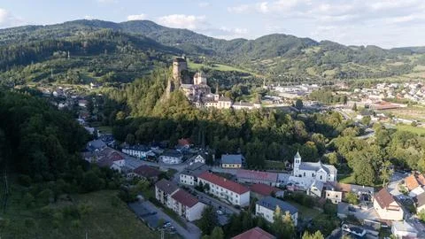 Orava Castle perched on dramatic cliffs above the Orava River in Slovakia 库存照片