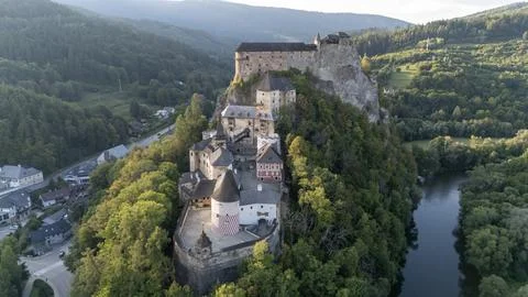 Orava Castle perched on dramatic cliffs above the Orava River in Slovakia Fotos de archivo