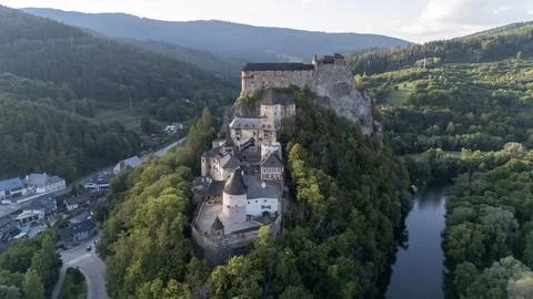 Orava Castle perched on dramatic cliffs above the Orava River in Slovakia. Su Stockfoto's