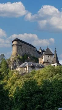Orava Castle perched on dramatic cliffs above the Orava River in Slovakia. Su 库存照片