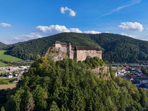 Orava Castle perched on dramatic cliffs above the Orava River in Slovakia. Su Fotos de archivo