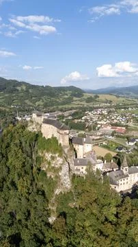 Orava Castle perched on dramatic cliffs above the Orava River in Slovakia. Su Фото