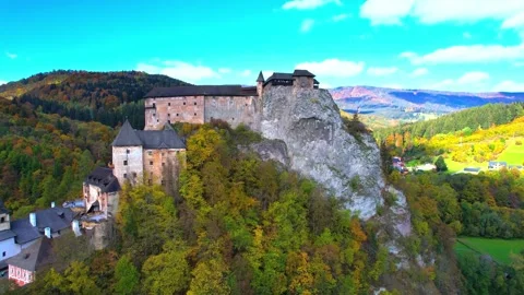 Oravsk? Castle perched dramatically on a cliff, amidst autumnal foliage. Video stock 301064899