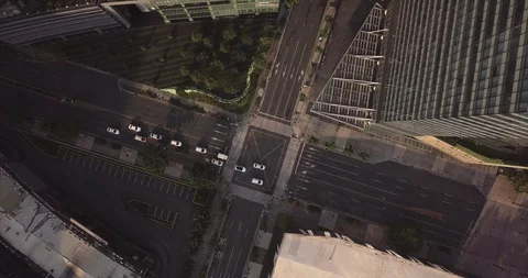 Orbit aerial flight rotating above urban city's intersection. Vídeo Stock 130157161