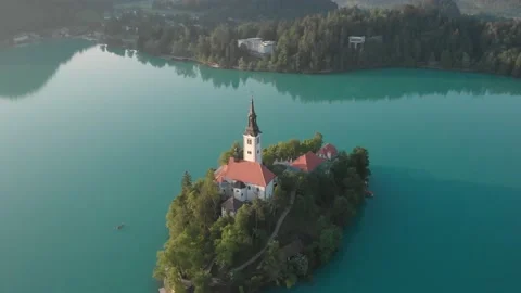 Orbit aerial shot of extremely charming beautiful island on Bled Lake - sunrise Vídeo Stock 195963245
