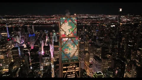 Orbit Around Red And Green Holiday Light Show On JPMorgan Chase Tower Vídeo Stock 342650633