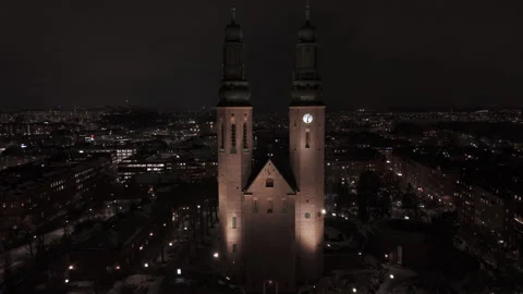 Orbit Drone Shot Around Högalid Church at Night in Stockholm, Sweden Vídeo Stock 330140936