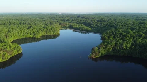 Orbit drone shot of Burke Lake park, Virginia in the summer time Vidéo 341135010