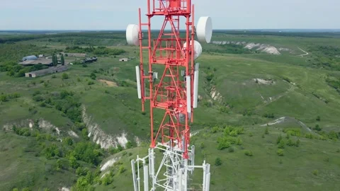 Orbit flight around Telecommunication antenna tower with 5G and 4G base network Vidéo 155709728