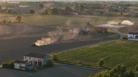 Orbit parallax above drought stressed farmland in the Po Valley at sunset 库存影片 336625923