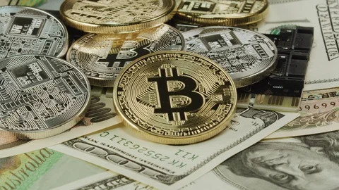 Orbit of pile of Bitcoin on top of microchip with foreign currency notes below l 스톡 동영상 122326790