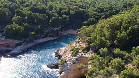 Orbit shot around hidden beach cove in 60fps 스톡 동영상 101019144