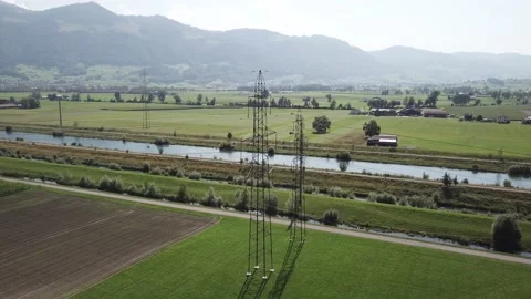 Orbit shot around a power pole in beautiful countryside in Switzerland. Vidéo 159355073