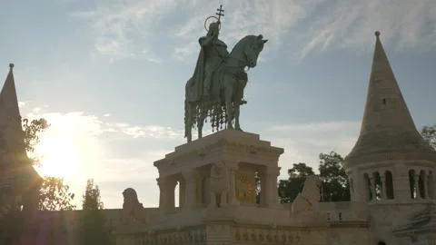 Orbit shot of St. Stephen beatiful statue/monument in idyllic sunrise lights Vídeo Stock 195912172