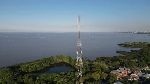 Orbit shot to top of antenna tower front to ocean Vidéo 153644484