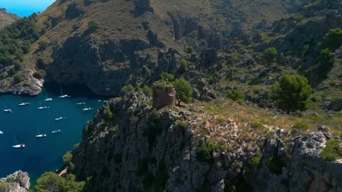 Orbit shot of a tower in Mallorca with view on the mountains and the sea. Vídeos de archivo 253727678
