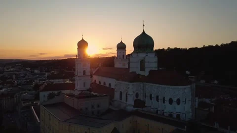 Orbit of St Stephen's Cathedral in Passau with the sun setting behind the towers Видео 340459111