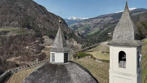 Orbital Drone Flight Between Twin Church Domes with South Tyrol Alps and Vídeo Stock 335621162