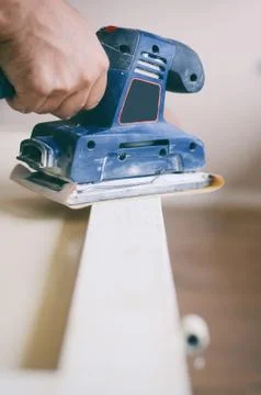 Orbital sander in use, sanding old door for a new lick of paint. Foto stock