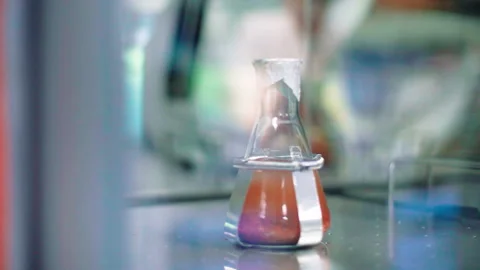 Orbital shaker shaking Beaker solution inside slow motion Vídeos de archivo 156120470