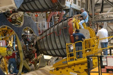 In Orbiter Processing Facility bay 2, technicians on a Hyster forklift man... Foto stock