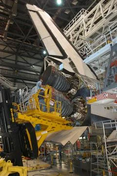 In Orbiter Processing Facility bay 2, technicians on a Hyster forklift ins... 스톡 사진