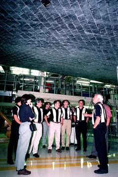 In the Orbiter Processing Facility bay 3, members of the 1998 astronaut can.. 스톡 사진