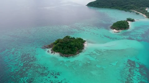 Orbiting Aerial Drone View of Tropical Islands and Coral Reefs 스톡 동영상 320855173