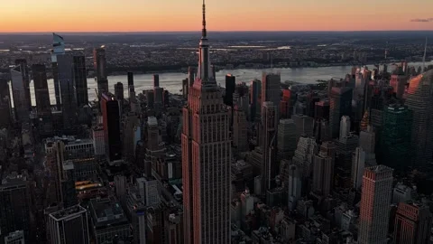 Orbiting aerial view of Empire State Building at dusk Vídeo Stock 344591467