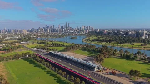 Orbiting Albert Park Grand Prix Pit Building with Melbourne CBD Vídeo Stock 325683298