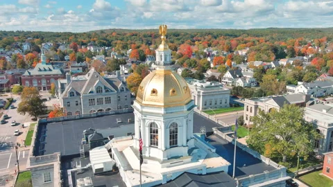 Orbiting Around Gold Dome of New Hampshire Capitol Building Vidéo 162988007
