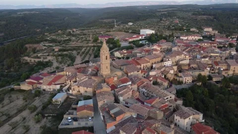 Orbiting around the nice village of Torre del Compte, in Teruel, Spain 스톡 동영상 332632432